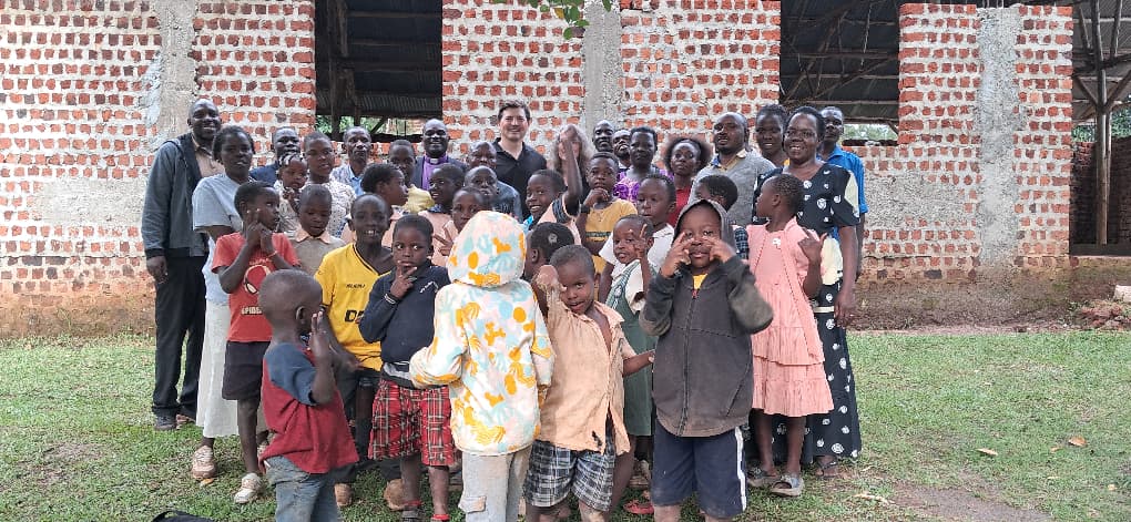 Children and community members during ROSAM outreach